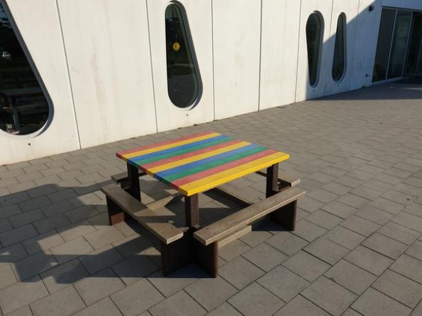 table pique nique carre gp39h30 en plastique recycle multicolore govaplast