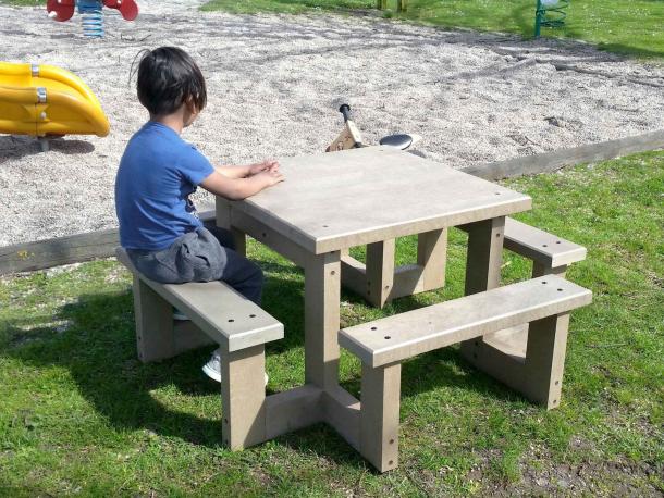 table pique nique pim pom maternelle en plastique recycle