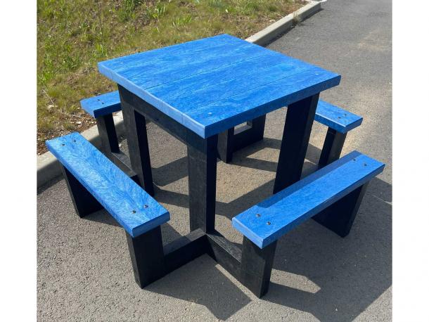 table pim pom color plastique recyclé primaire