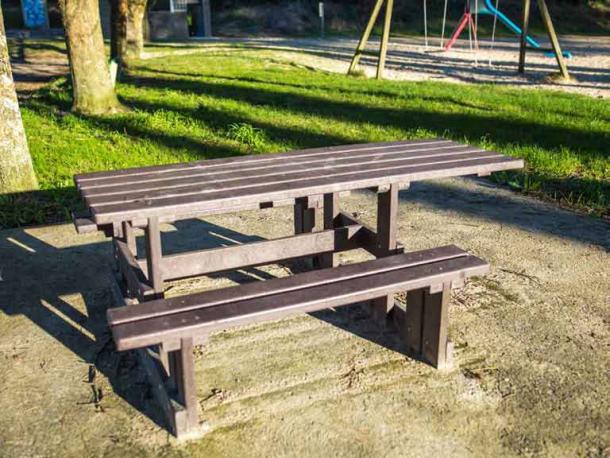 table pique nique pmr sans enjambement en plastique recycle