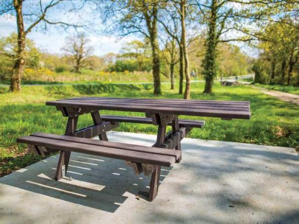 table pique nique bavardage pmr