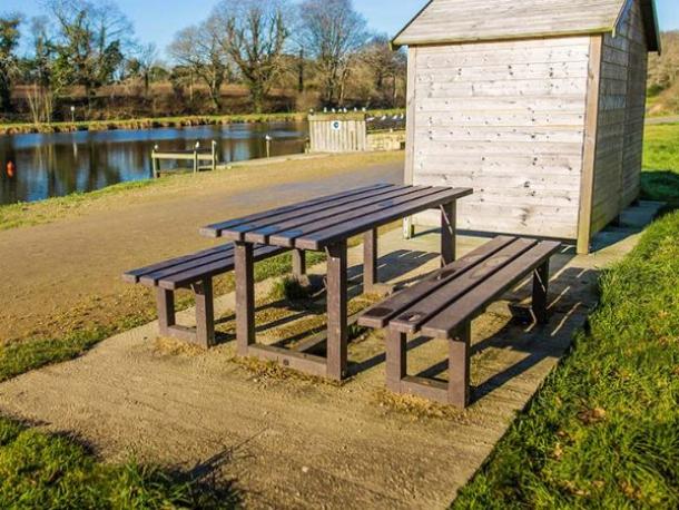 ensemble pique nique moderne en plastique recycle - banquettes avec espace pmr