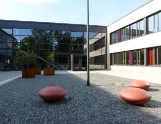 banc galet rond en beton confetti - primaire